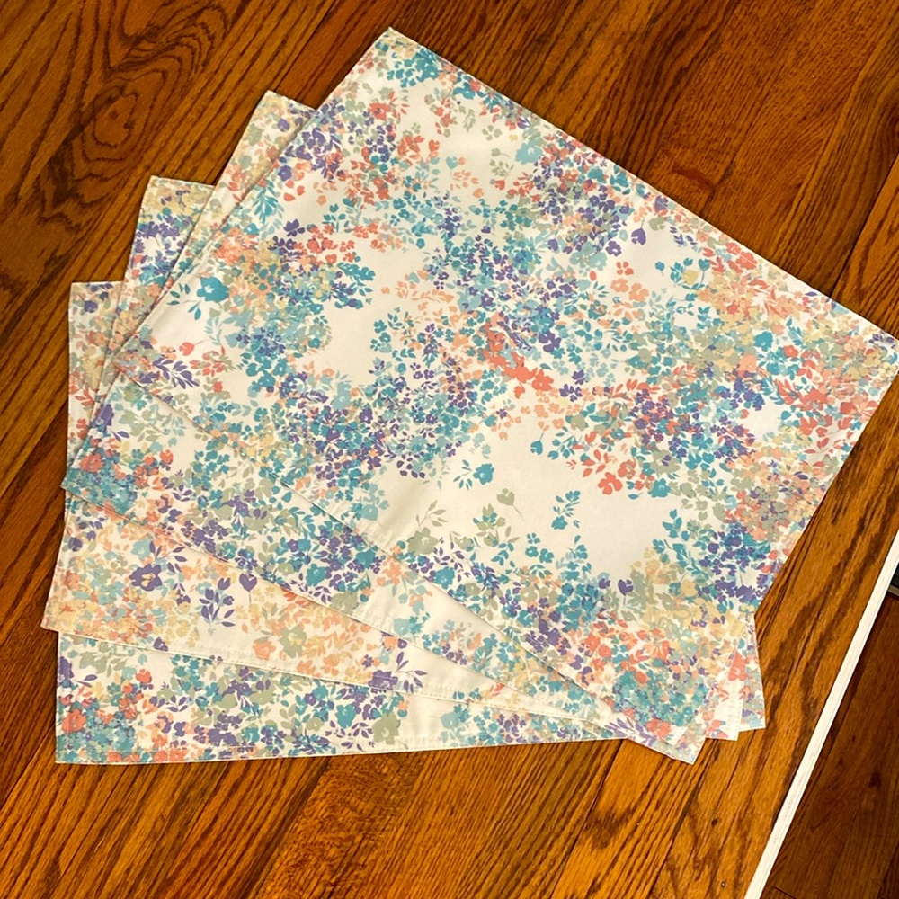 FOOD NETWORK PLACEMATS-Set of 4 Floral Pattern 14 X 19 Inch Placemats
